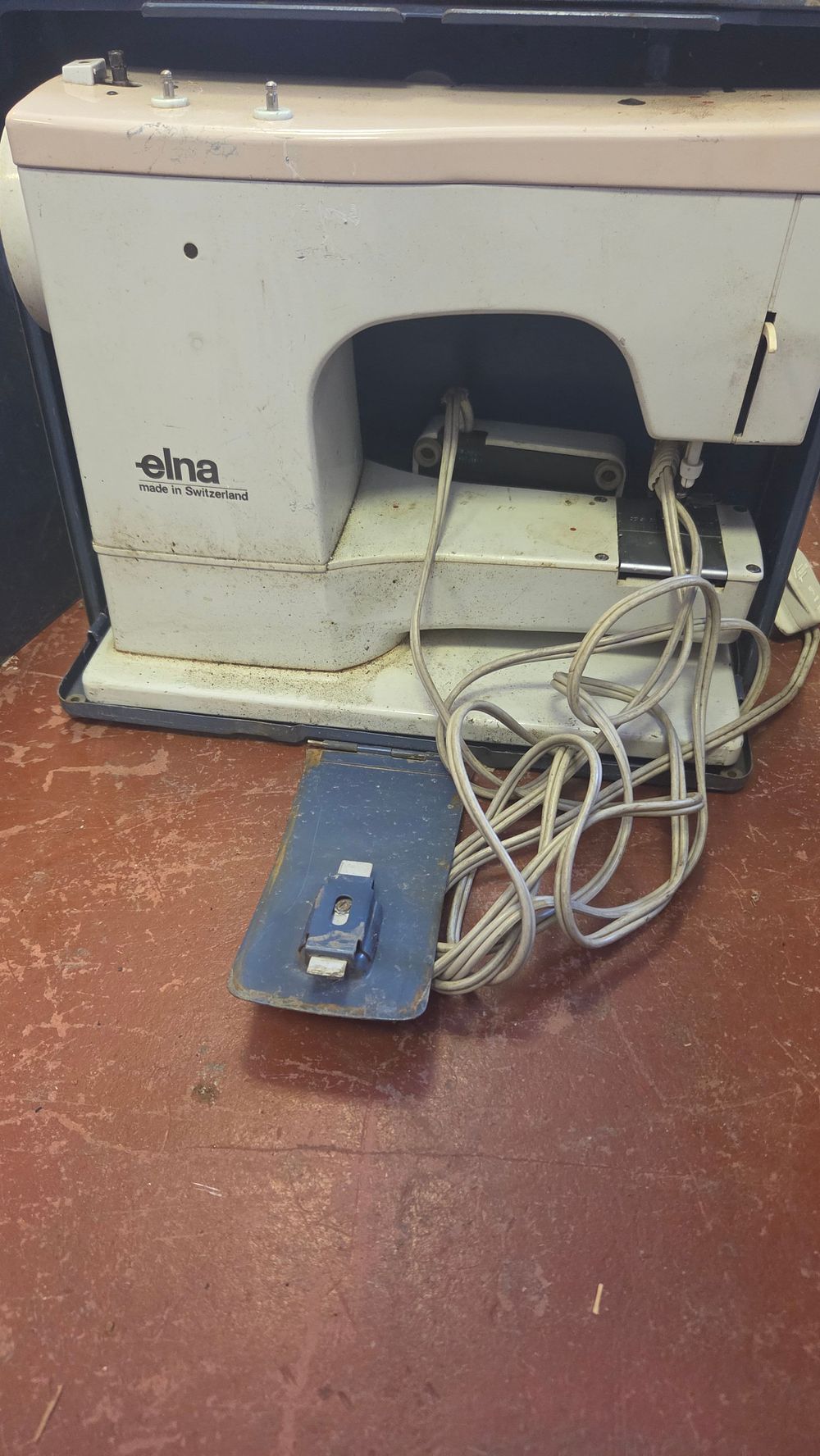 Lot 227 – Elna Supermatic SU 62C Sewing Machine