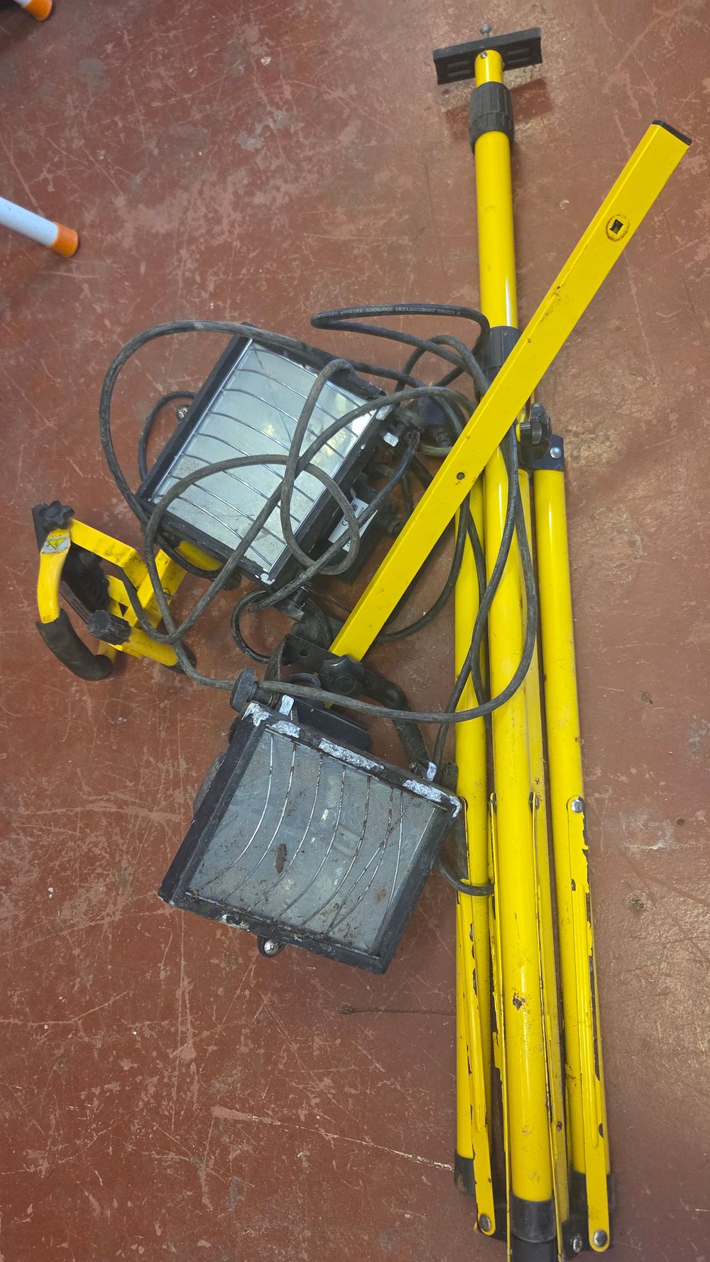 Lot 241 – A Portable Twin-Head Halogen Site Work Lighting Kit with Tripod Stand
