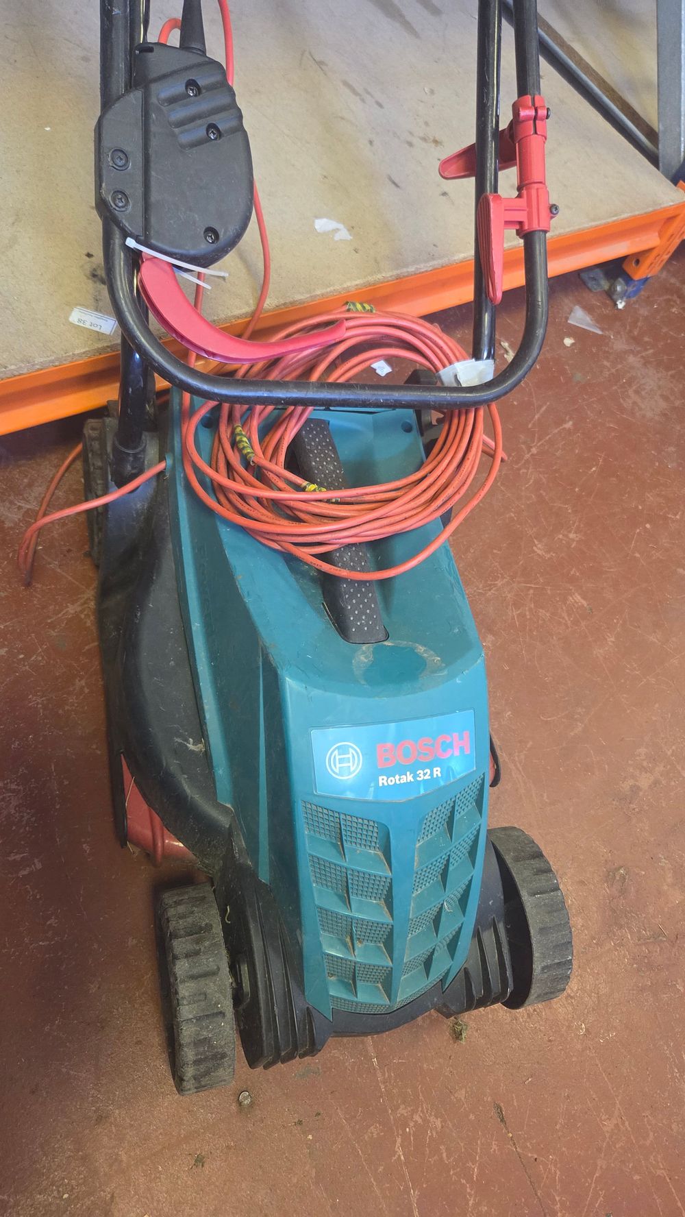 Lot 284 – Bosch Rotak 32 R Electric Rotary Lawnmower