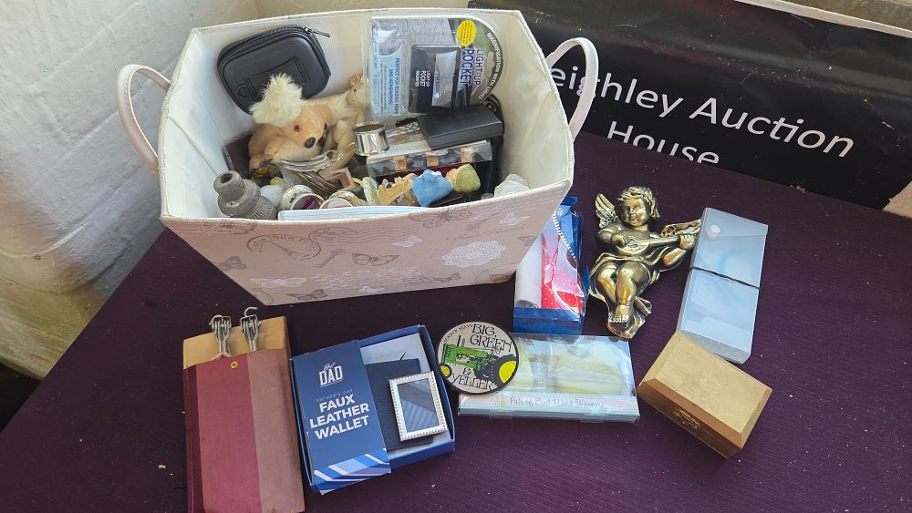 Lot 346 – An Assortment of Contemporary Giftware, Decorative Figurines, and Household Accessories