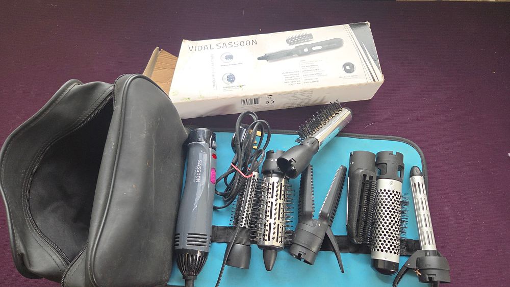 Lot 197 – Vidal Sassoon Ultimate Styler Hot Air Brush Set with Attachments and Travel Case