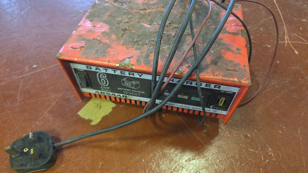 Lot 200 – Absaar 12 Volt 6 Amp RMS Portable Battery Charger