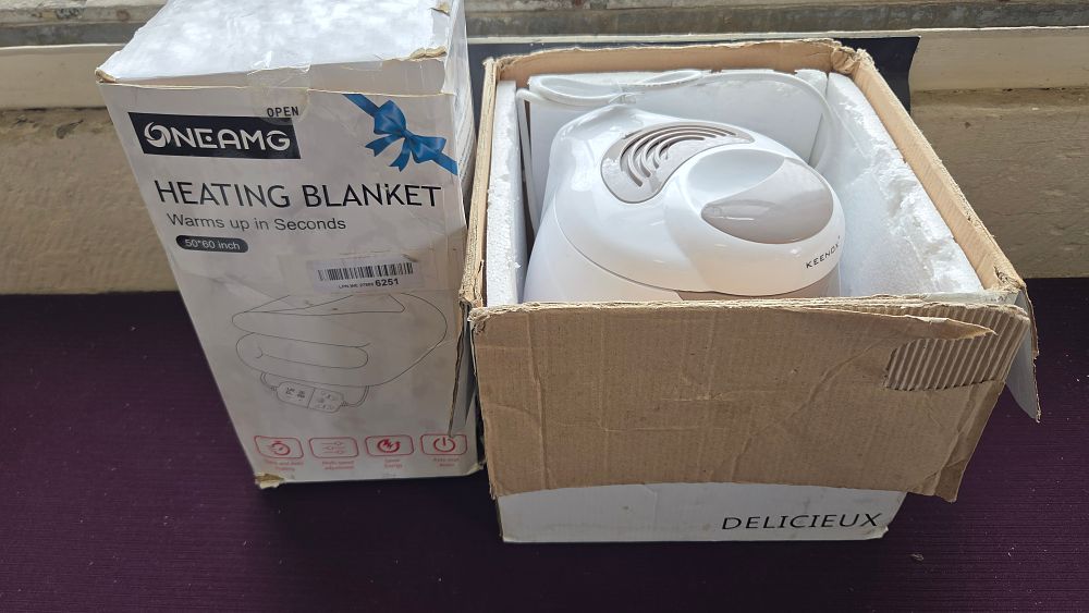 Lot 255 – ONEAMG Heating Blanket and a Keenox Kitchen Appliance