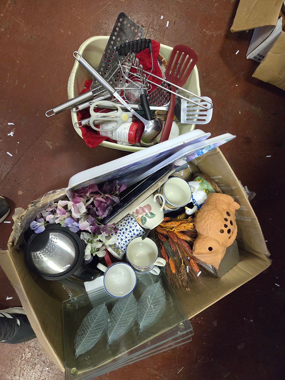 Lot 286 – Two boxes of Kitchenware, Ceramics, and Decorative Household Items