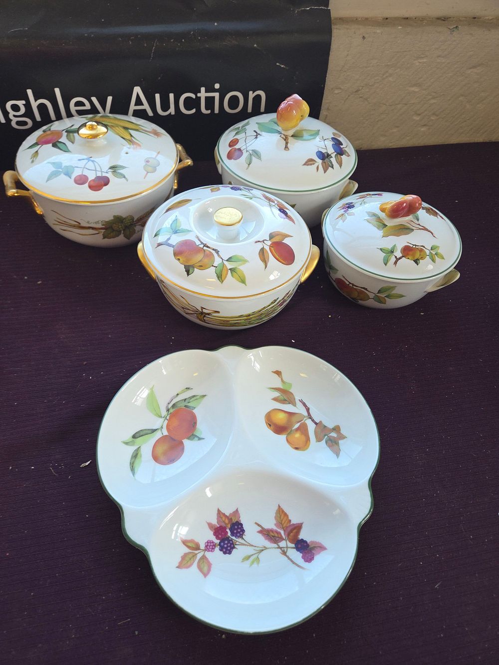 Lot 407 – A Collection of Royal Worcester Evesham Pattern Porcelain Oven-to-Table Ware