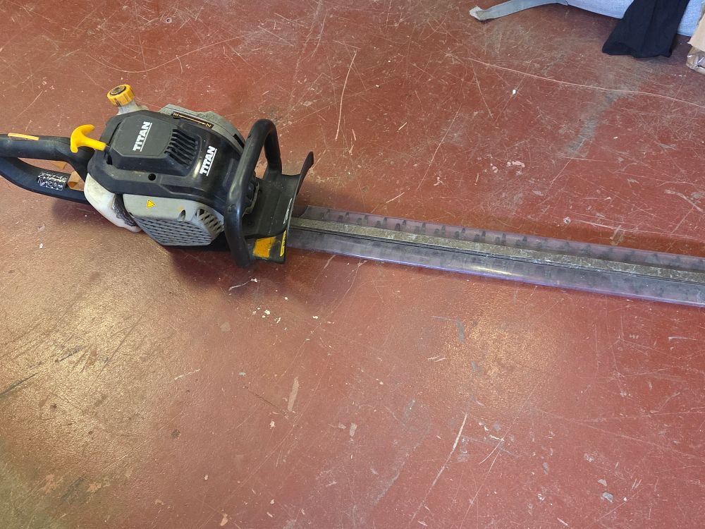 Lot 445 – A Titan Petrol Reciprocating Hedge Trimmer
