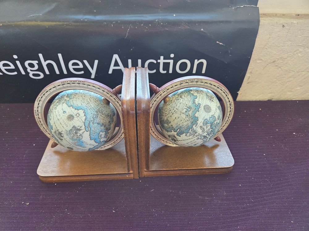 Lot 601 – A Pair of Vintage Rotating Globe Wooden Bookends