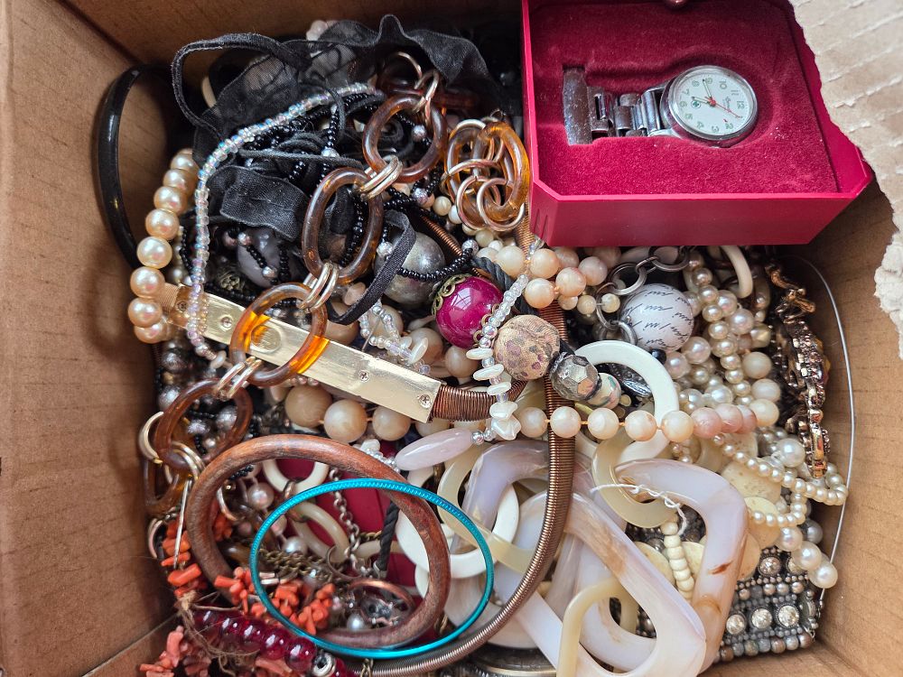 Lot 626 – An Assortment of Costume Jewellery and a Sperina Wristwatch