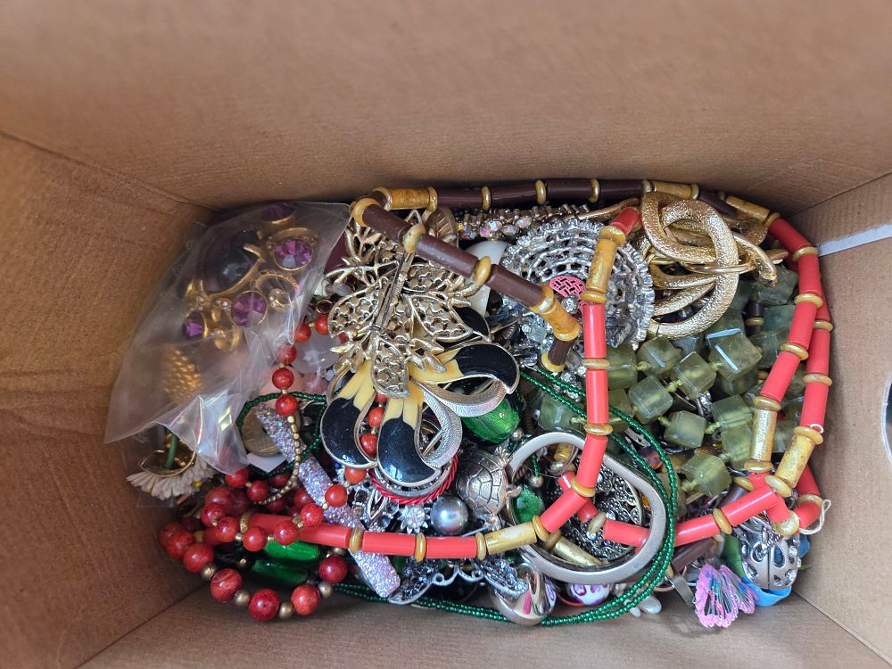 Lot 627 – A Collection of Vintage and Contemporary Costume Jewellery