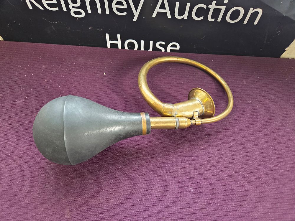 Lot 633 – A Vintage Brass Circular Bulb Horn
