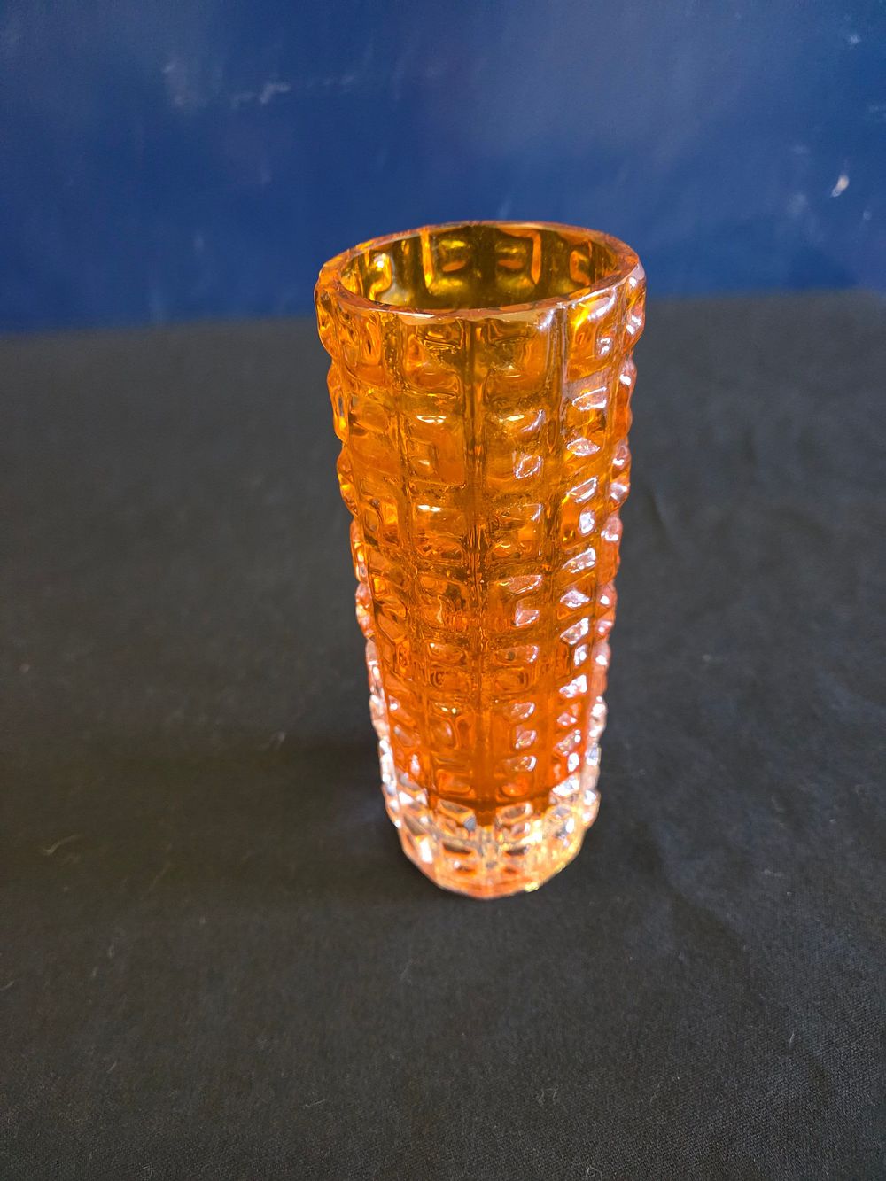 Lot 637 – A Whitefriars Aztec Pattern Tangerine Glass Vase Attributed to Geoffrey Baxter