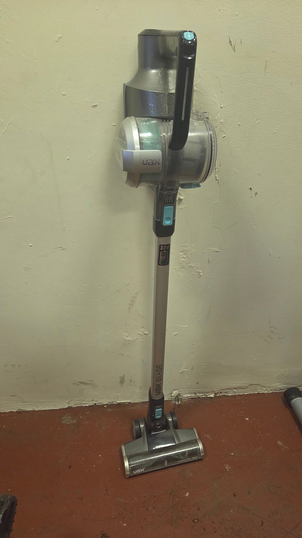 Lot 176 – Vax Blade 32V Cordless Stick Vacuum Cleaner