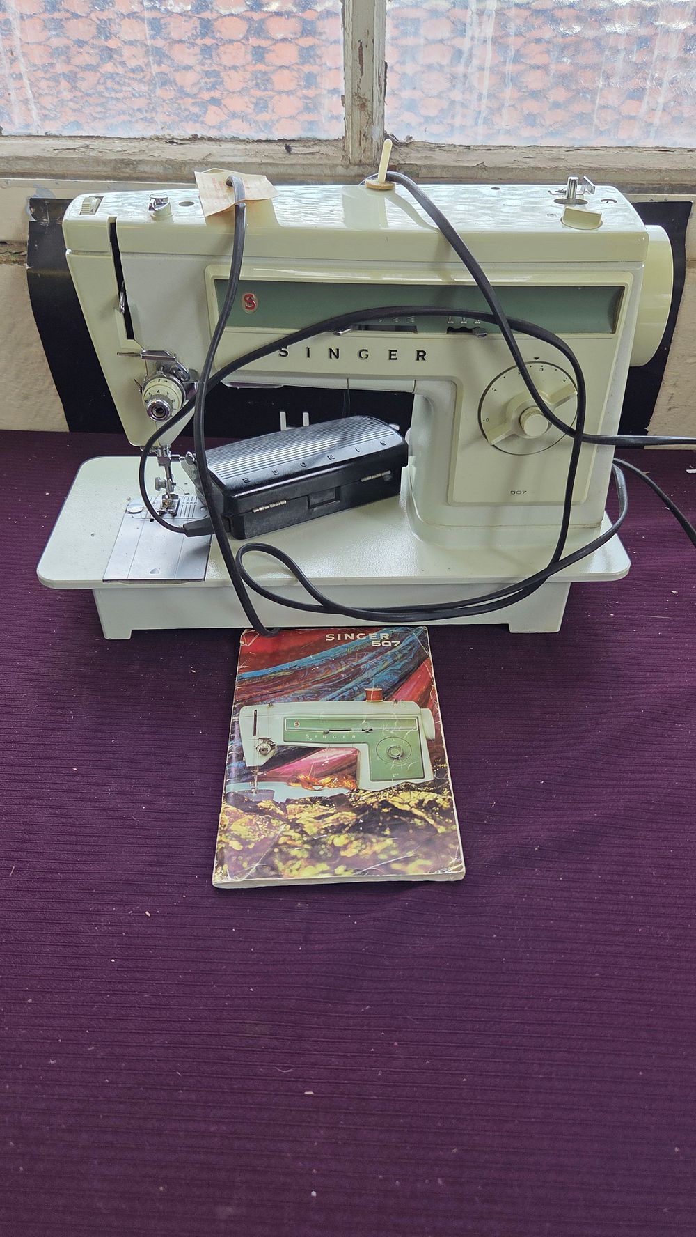Lot 163 – A Singer 507 Electric Sewing Machine