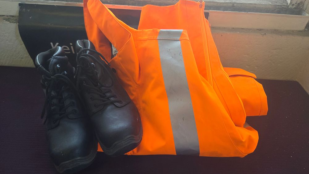 Lot 179 – Pair of Safety Boots Size 7 and Hi-Viz Overall Size Large