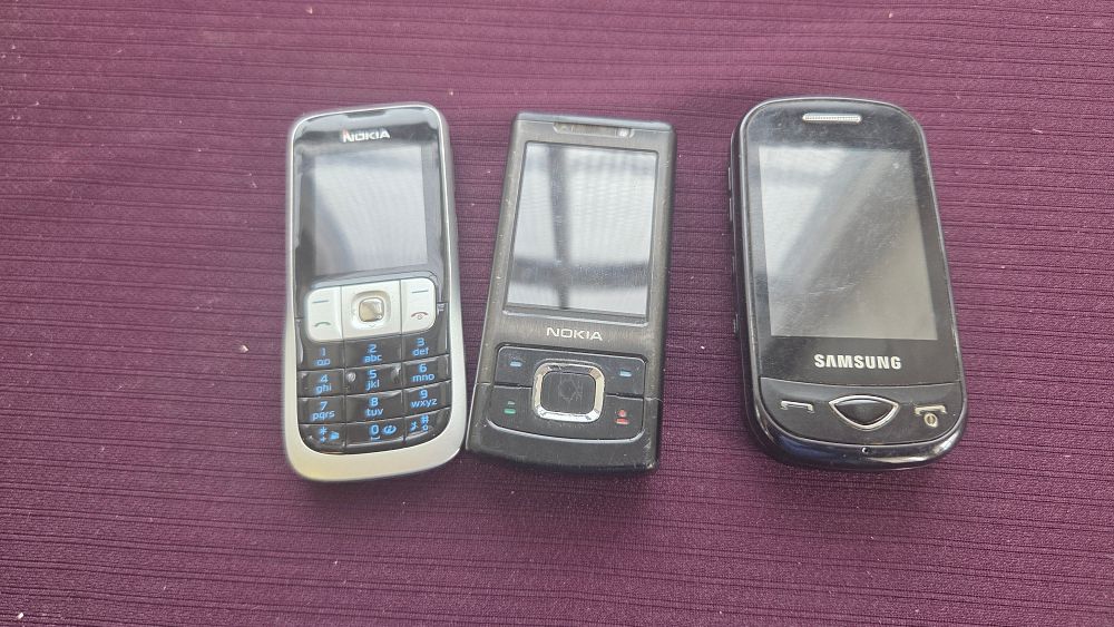 Lot 189 – A Trio of Early 21st-Century Mobile Telephones by Nokia and Samsung