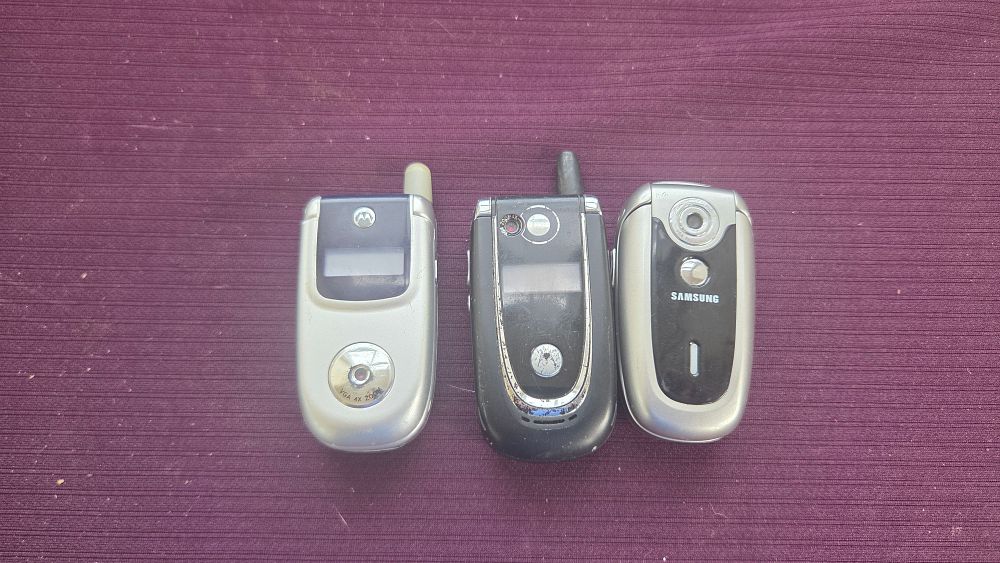 Lot 190 – A Trio of Vintage Motorola and Samsung Clamshell Mobile Telephones including V220 and V620 Models