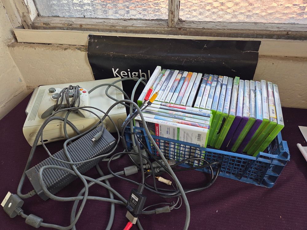 Lot 343 – Microsoft Xbox 360 Video Game Console powers on with Accessories and Approximately 28 Games
