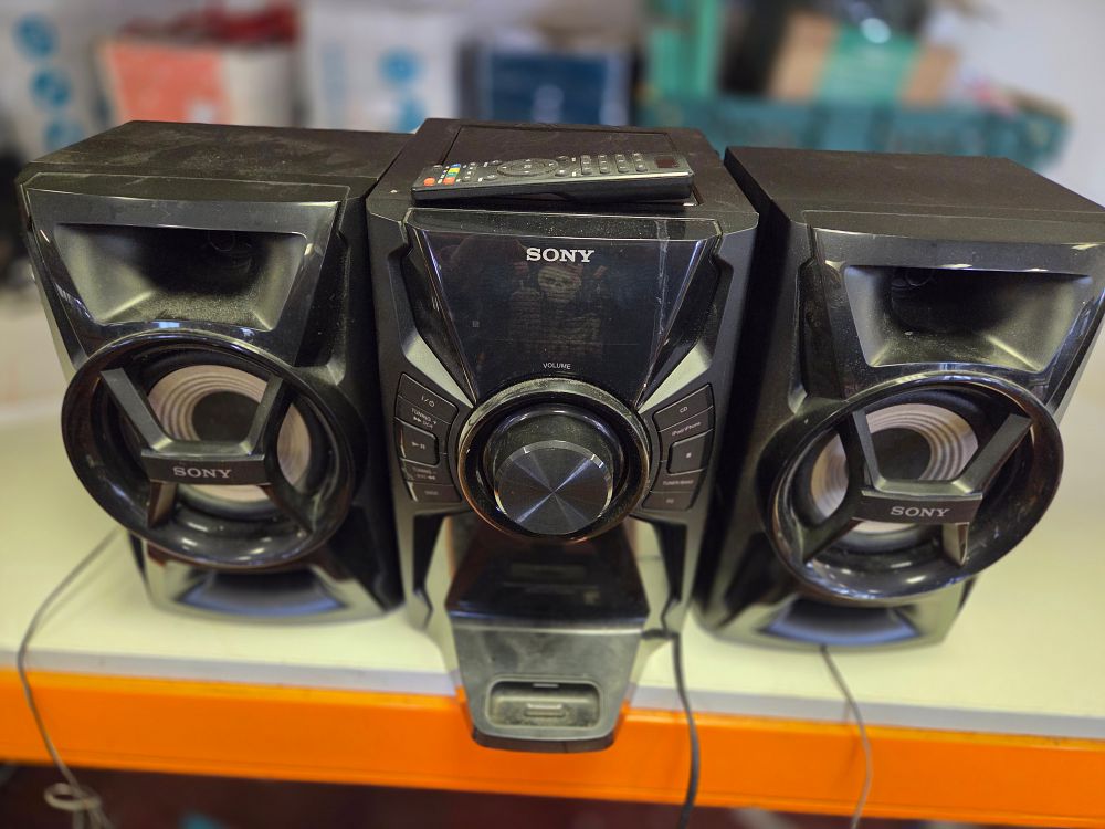 Lot 353 – Sony MHC-EC609iP Mini Hi-Fi System with Speakers and Remote Control powers on