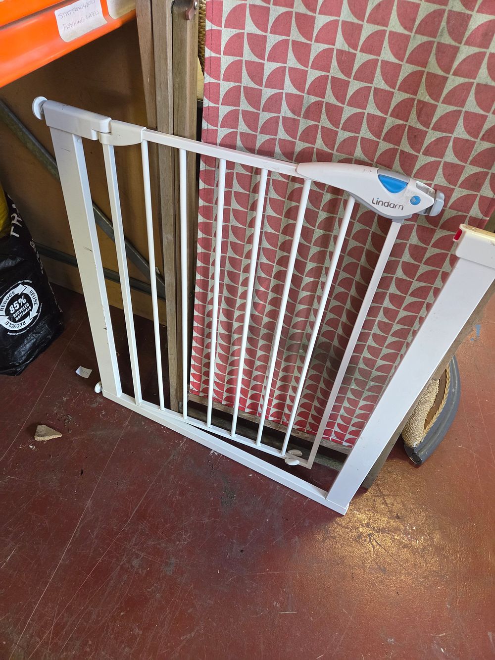 Lot 378 – Lindam White Metal Pressure Fit Safety Gate