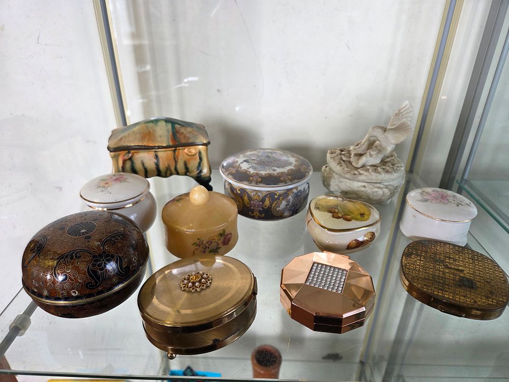 Lot 600 – A Collection of Vintage Decorative Trinket Boxes and Cosmetic Compacts