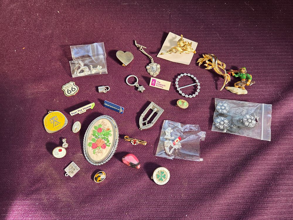 Lot 603 – An Assortment of Vintage and Contemporary Costume Jewellery Brooches, Charity Badges, and Charms