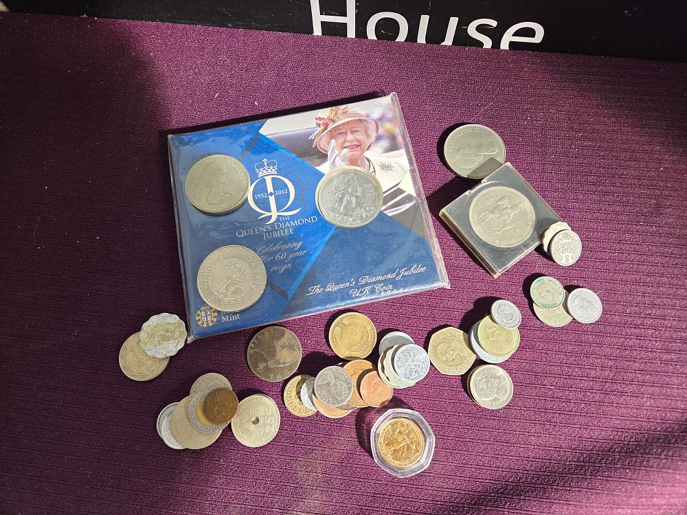 Lot 621 – A Collection of UK and International Coins Including an Elizabeth II Diamond Jubilee Commemorative Set