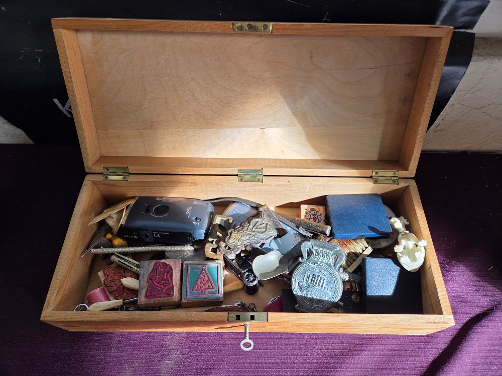 Lot 623 – A Collection of Vintage Collectables and Sundries in a Hinged Wooden Box