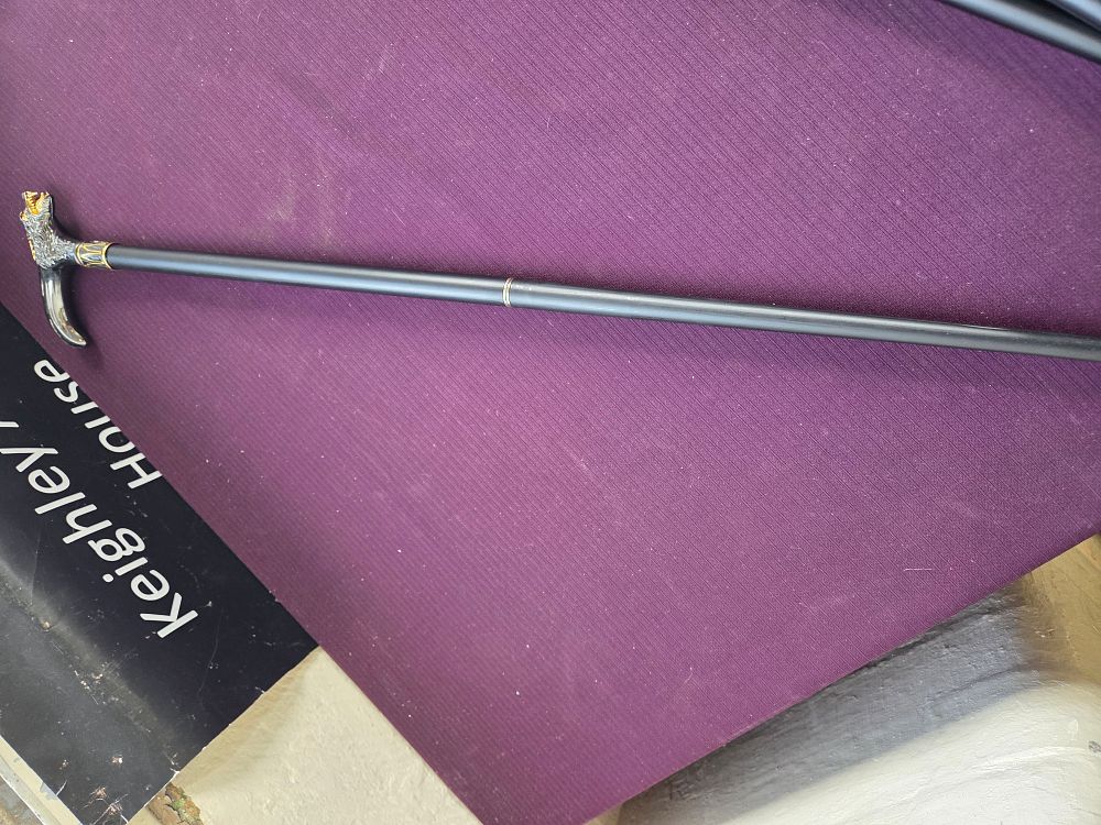 Lot 626 – A Modern Novelty Two-Piece Walking Cane with Wolf Head Handle
