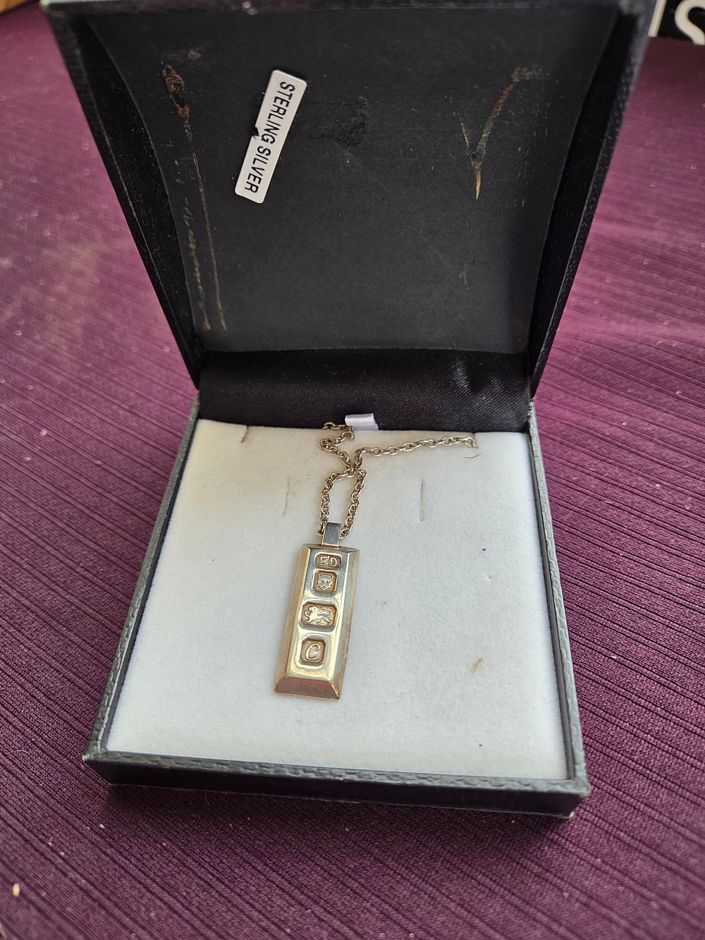 Lot 633 – A 1977 Edinburgh Hallmarked Sterling Silver Ingot Pendant and Chain 11.63g