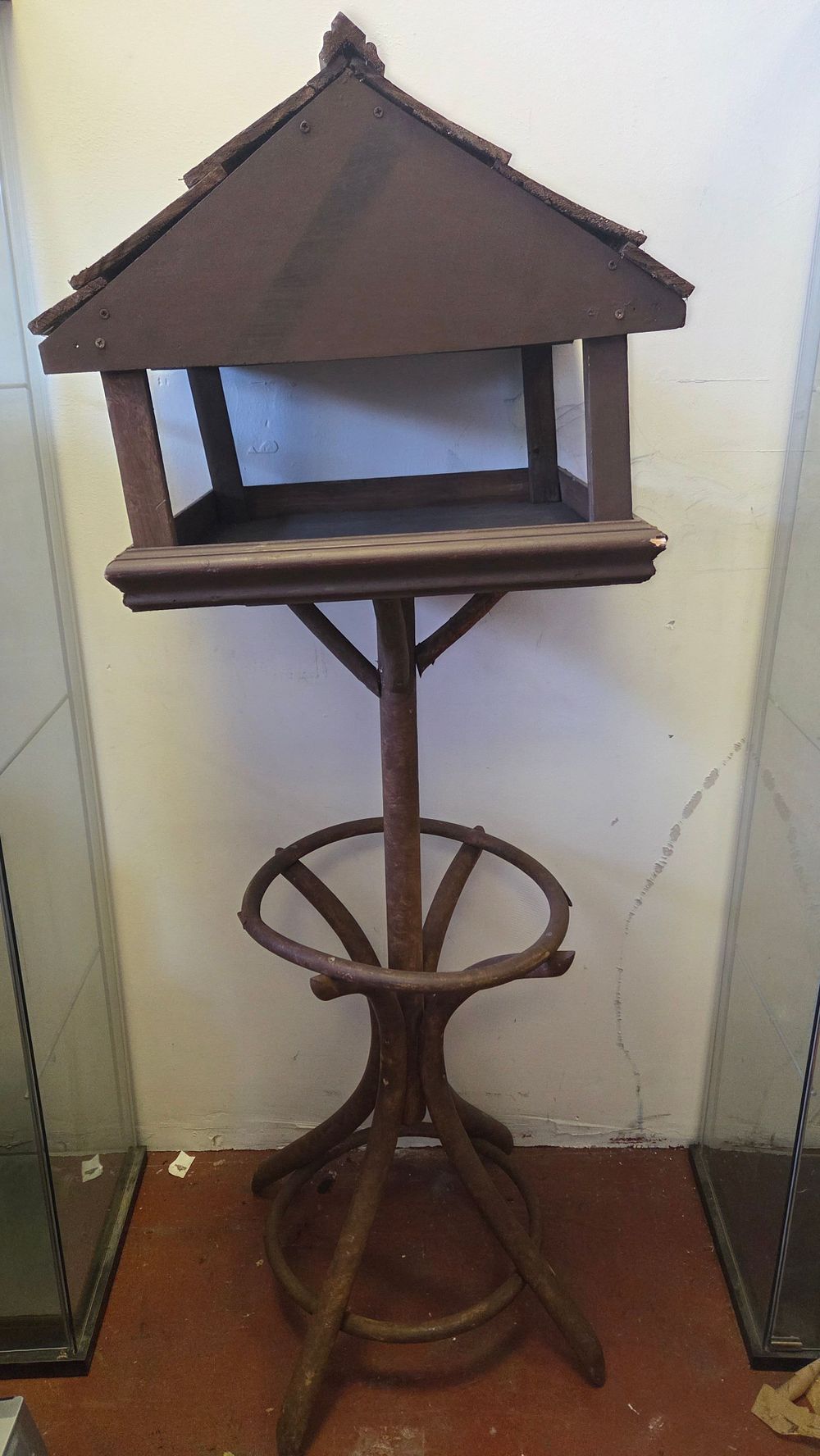 Lot 190 – Wooden Bird Table