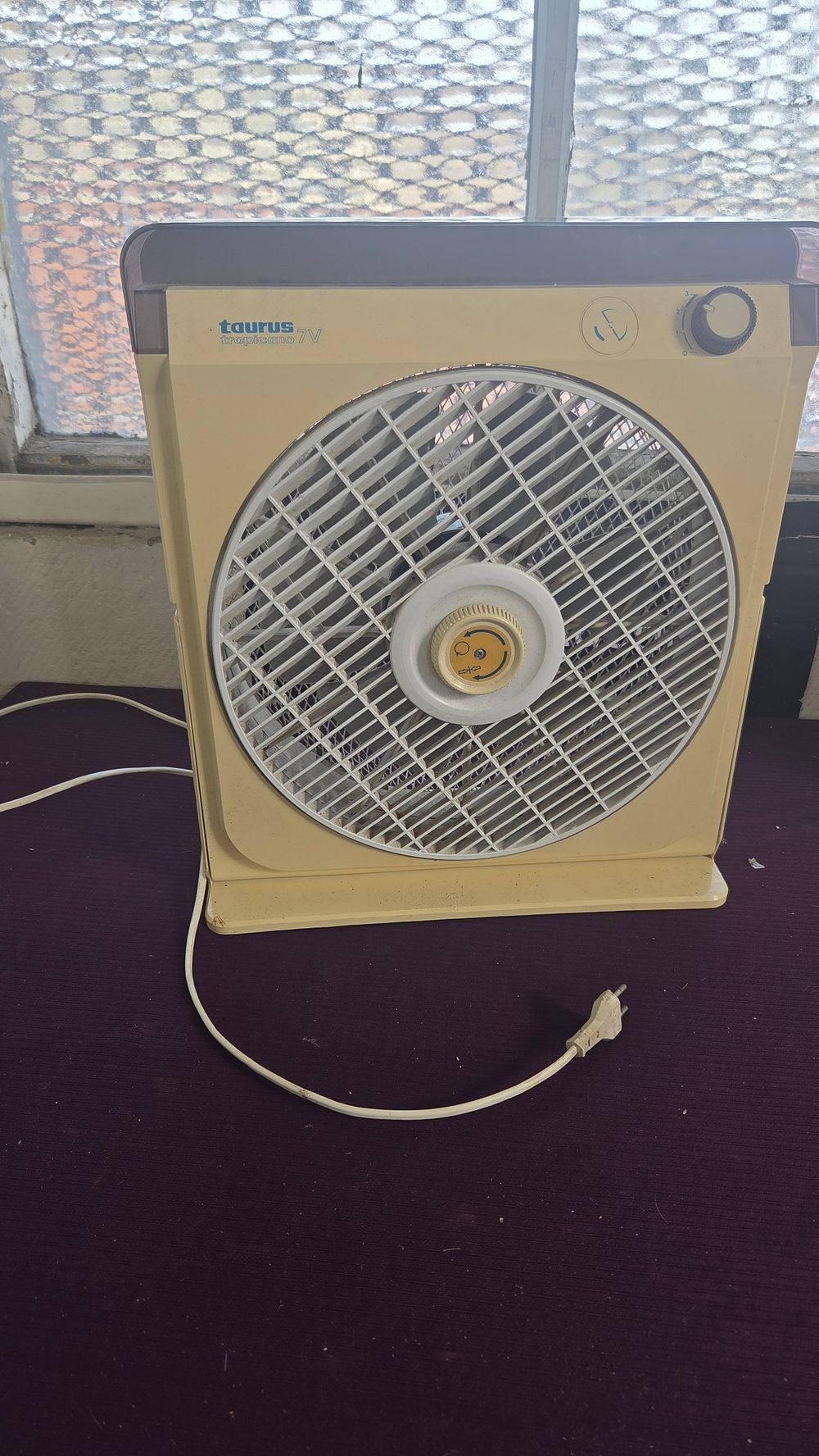 Lot 197 – A Taurus Tropicano 7V Portable Electric Box Fan