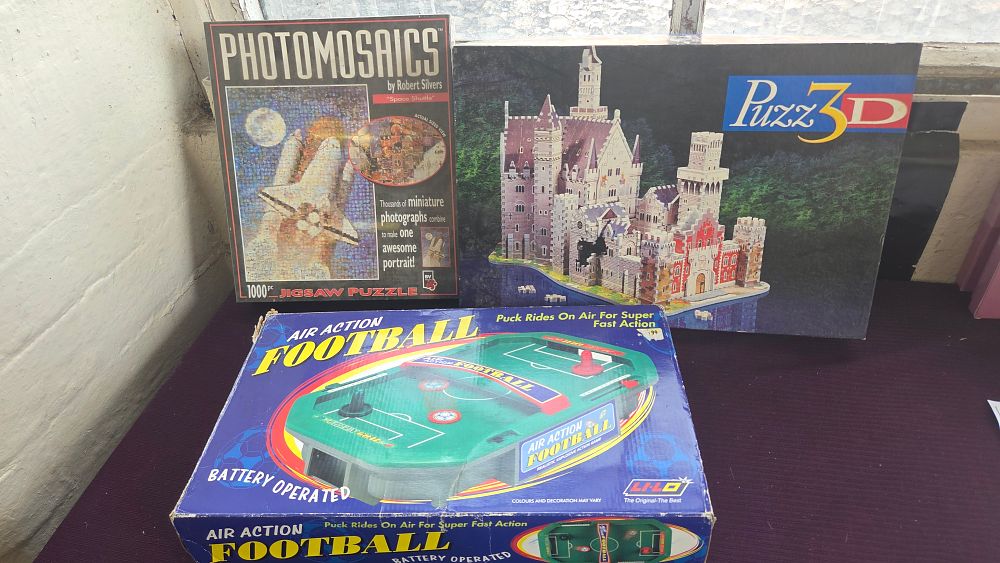 Lot 207 – Three Vintage Games and Puzzles comprising Photomosaics Space Shuttle, Puzz3D Alpine Castle and Li-Lo Air Action Football