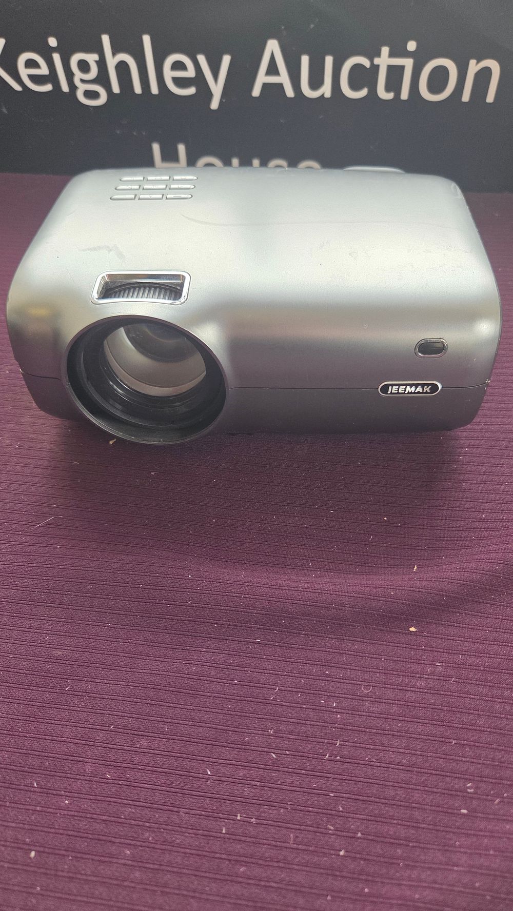 Lot 214 – Jeemak P100 Portable Mini Projector in Silver Finish