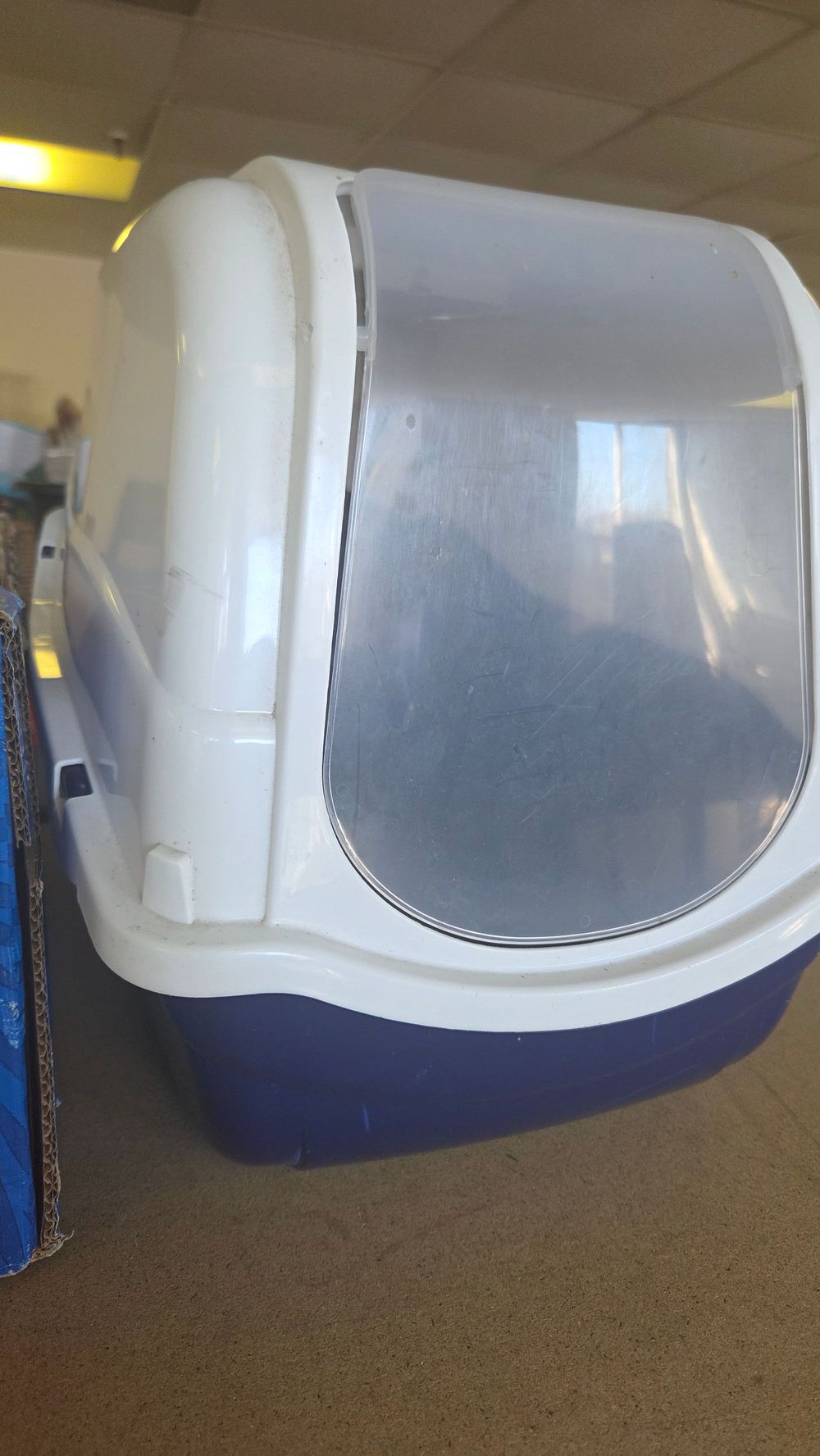 Lot 259 – A Hooded Cat Litter Box