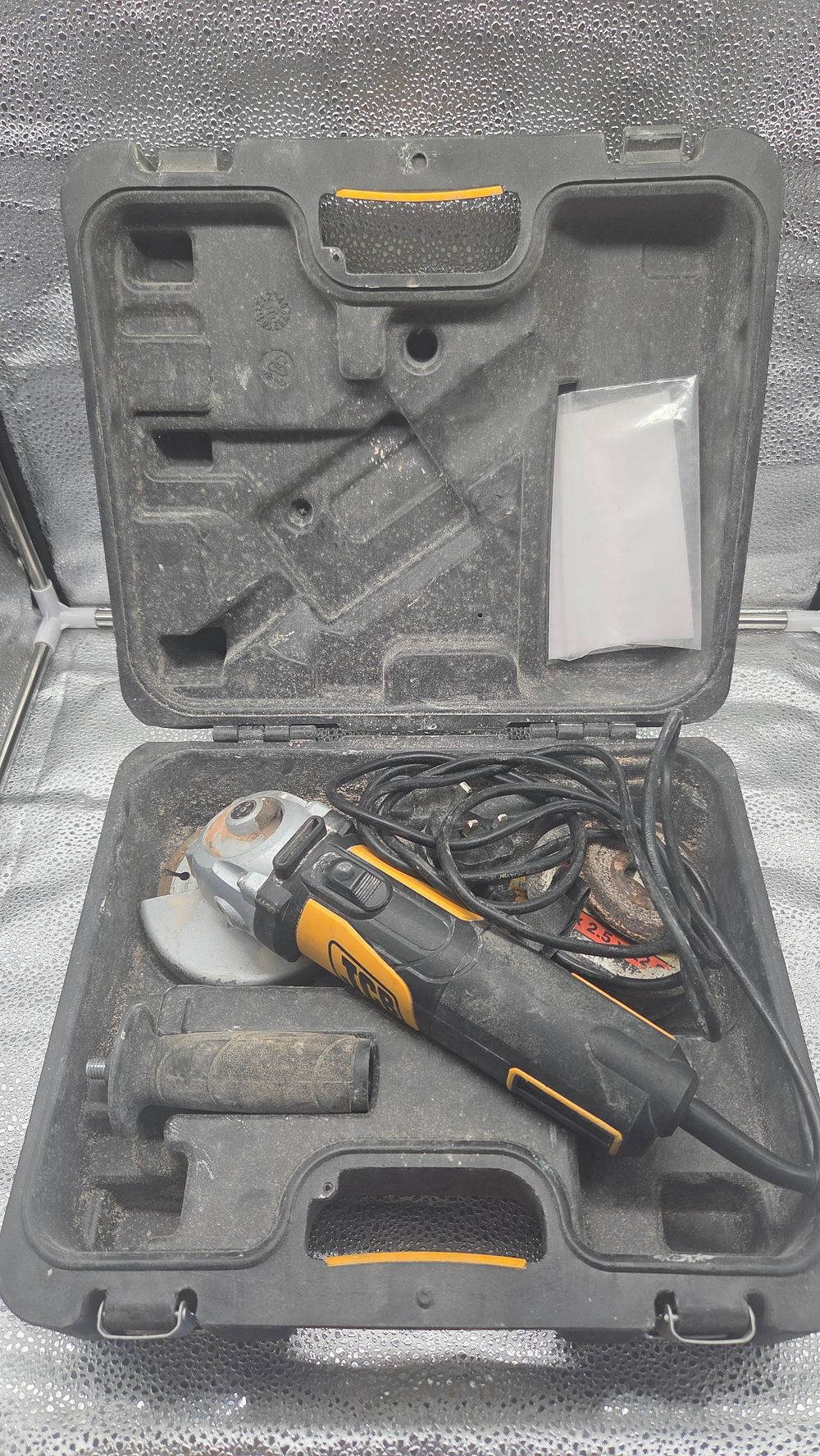 Lot 283 – JCB Corded Electric Angle Grinder in Fitted Case working order