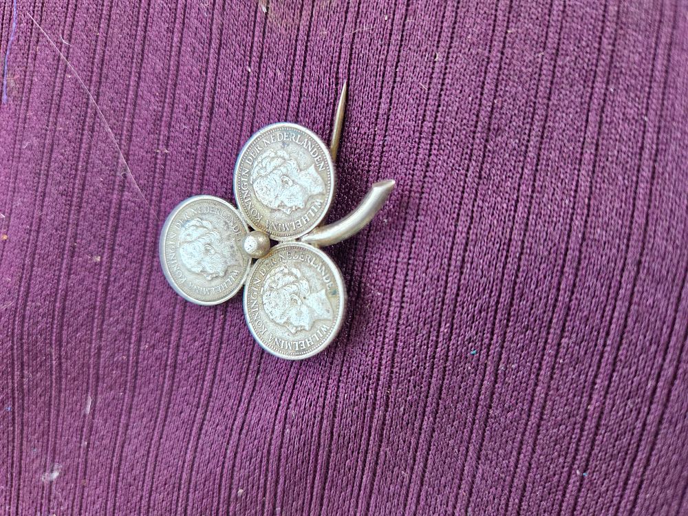 Lot 613 – Dutch .640 Silver Queen Wilhelmina Coin Shamrock Brooch 5.08g