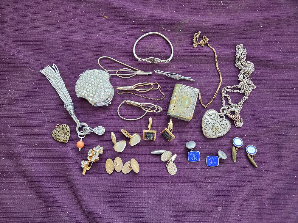 Lot 614 – An Assortment of Vintage Costume Jewellery and Men’s Accessories
