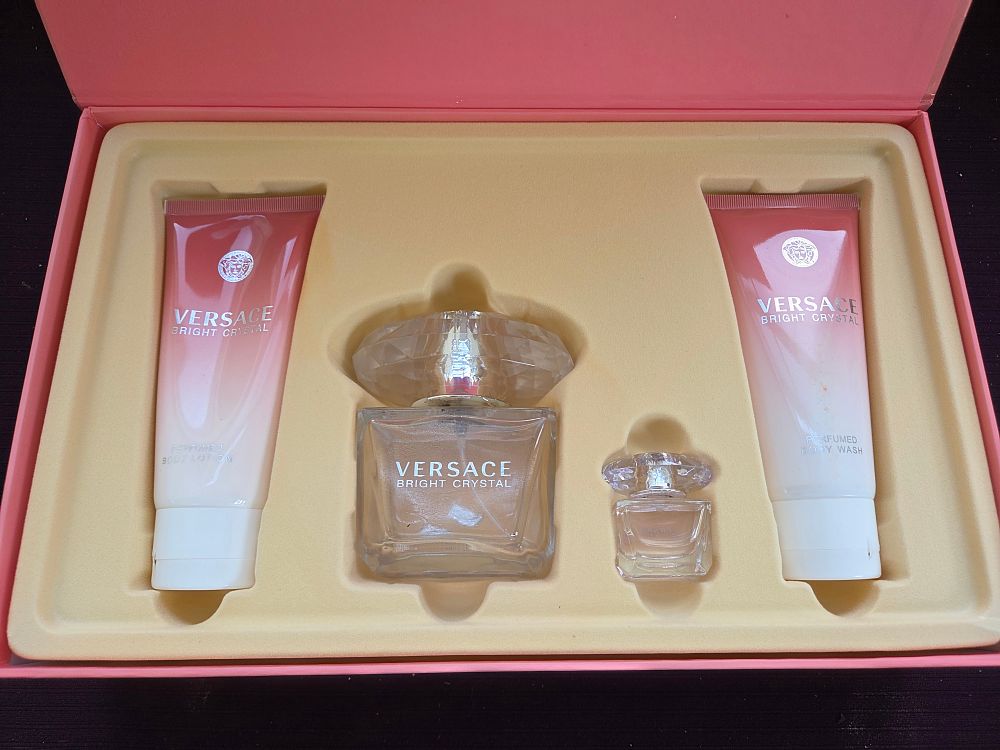 Lot 403 – A Fragrance Gift Set