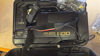 Hitachi VM-600E VHS Movie 600 Full Size Camcorder Kit