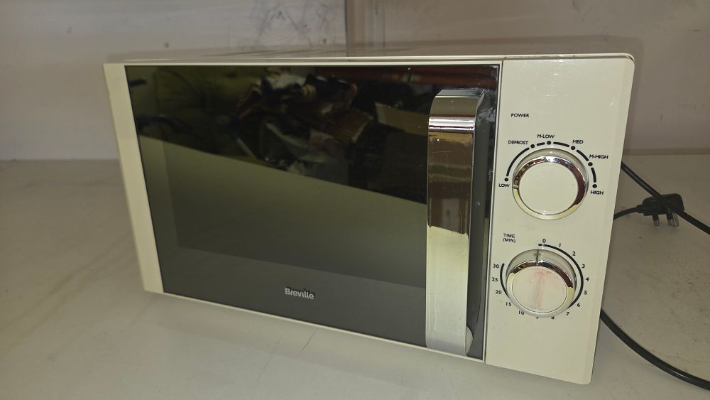 Lot 215 – Breville 17L 800W Manual Microwave Oven working order