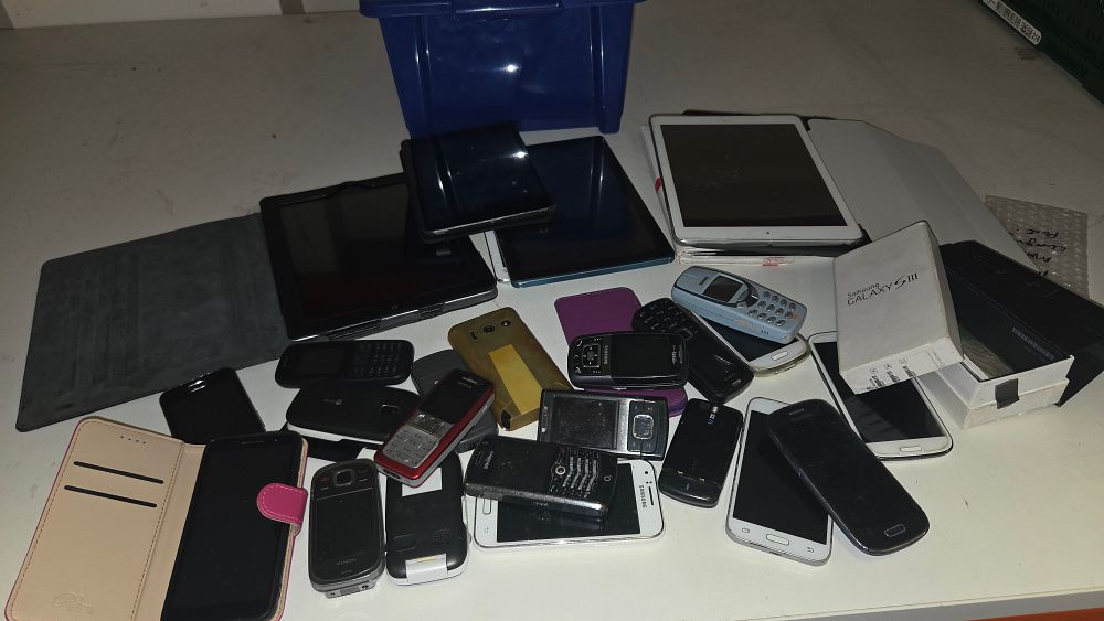 Lot 271 – An Assortment of Mobile Phones and Tablets including Samsung, Nokia, BlackBerry and Apple