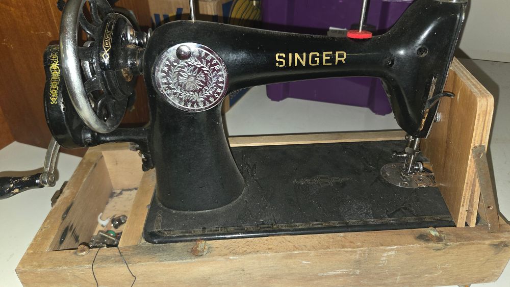 Lot 294 – A Vintage Singer Hand-Crank Sewing Machine