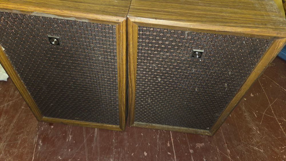 Lot 304 – A Pair of Vintage Wood-Veneered Bookshelf Speakers in the Style of Sanyo