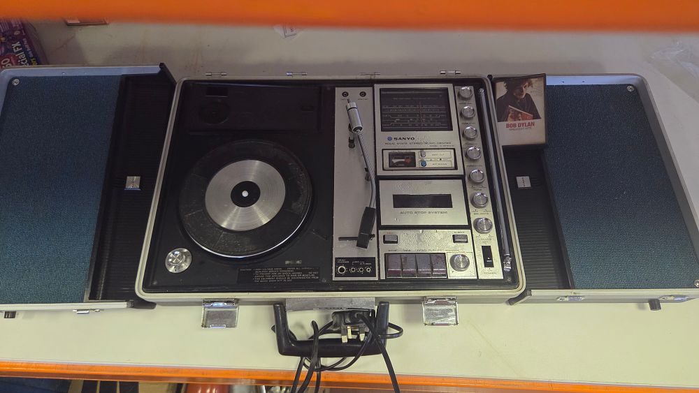 Lot 346 – Sanyo Model G-2615H-2 Portable Solid State Stereo Music Centre