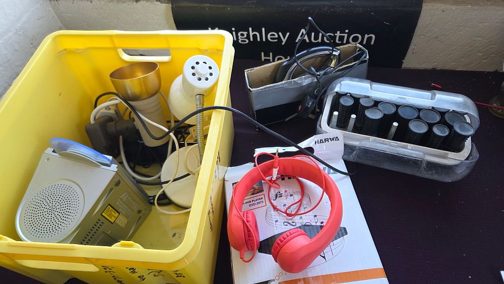 Lot 220 – An Assortment of Domestic Electronics including a Hitachi KC-92CD CD Clock Radio and Harwa Headphones