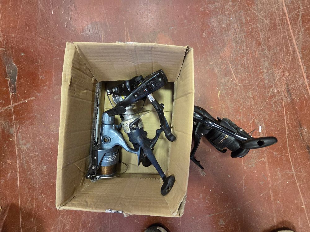 Lot 404 – A Collection of Assorted Fixed-Spool Fishing Reels