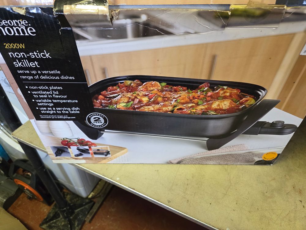 Lot 423 – New George Home 2000W Non-Stick Electric Skillet with Ventilated Lid