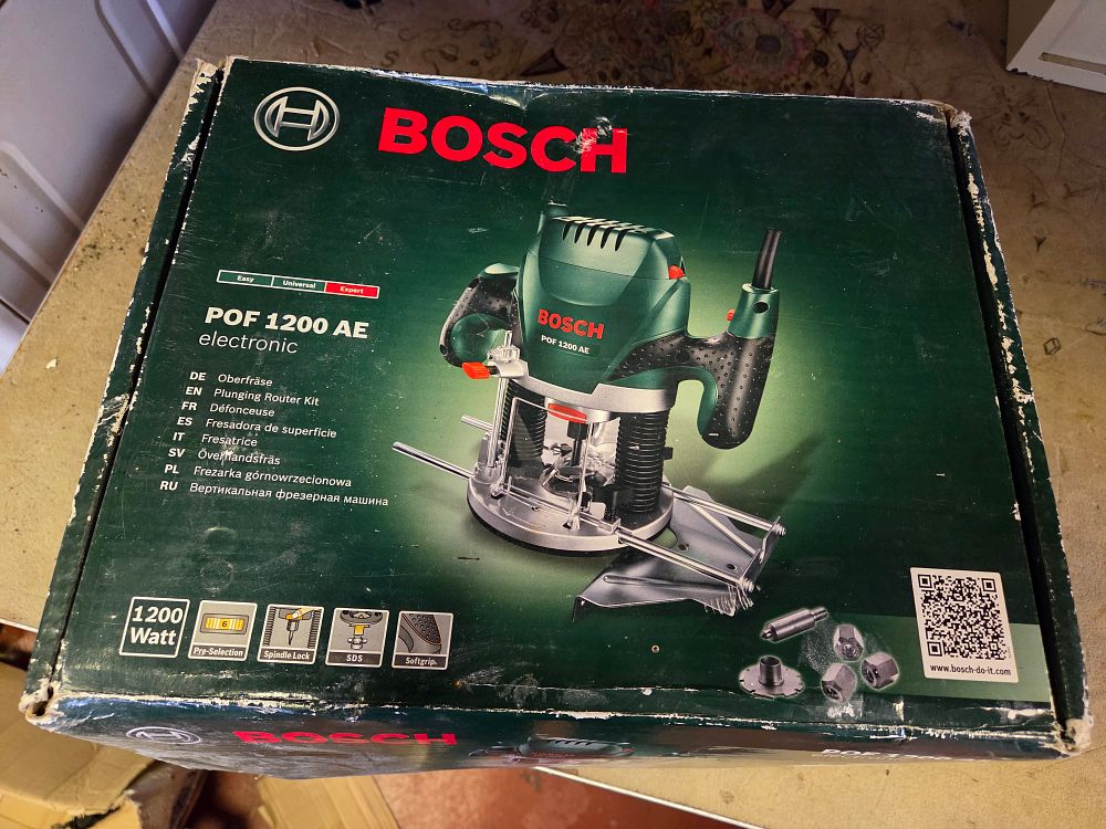 Lot 425 – A Bosch POF 1200 AE Electronic Plunge Router with Accessories and Box
