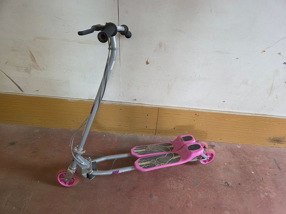 Lot 441 – ZIP Scooter Three Wheeled Flicker Style Scooter