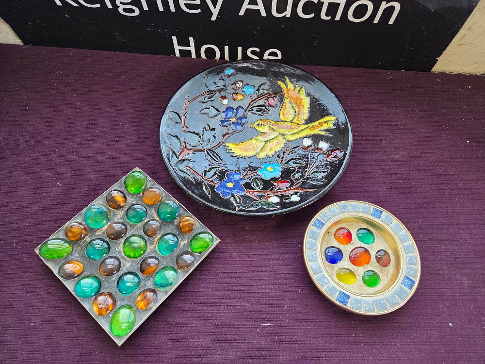 Lot 631 – A Trio of Decorative Items including a Glass Cabochon Tray, Enamelled Bird Charger, and Mosaic Dish